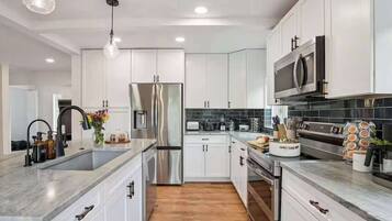 Réfrigérateur, four à micro-ondes, un four, surface de cuisson