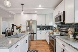 Fridge, microwave, oven, stovetop - 15 min to Pearl St in Boulder! Rope Course, Hot Tub & Views (Boulder)