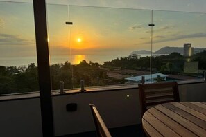 Outdoor dining - Condo 6th Floor Ocean View (Jacó)