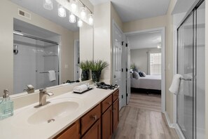 Regadera, amenidades de baño ecológicas, secadora de cabello, toallas 