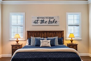 Tabla de planchar con plancha, internet y ropa de cama