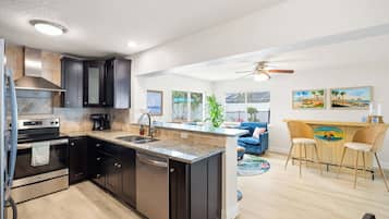 Køleskab, mikrobølgeovn, ovn, kogeplade