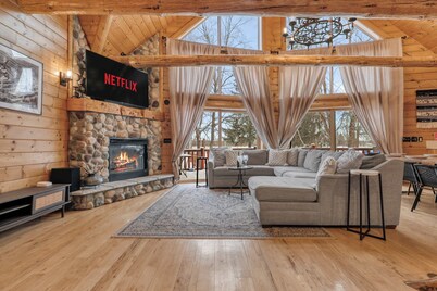 6 min to Kalahari  - King Suite - Game Room - Pets