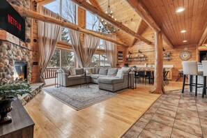 TV, caminetto, tavolo da calcetto, studio