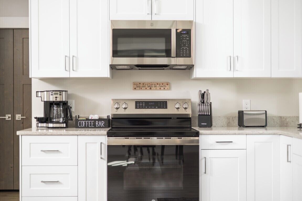 Kjøleskap, mikrobølgeovn, ovn og kokeplater