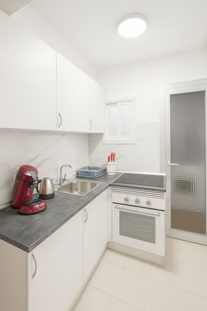 Comfort Apartment, Balcony, City View | Private kitchen - Apartamento nuevo renovado cerca del mar (Sant Adria de Besos)