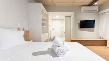 1 habitación, espacio para trabajar con laptop y cortinas blackout