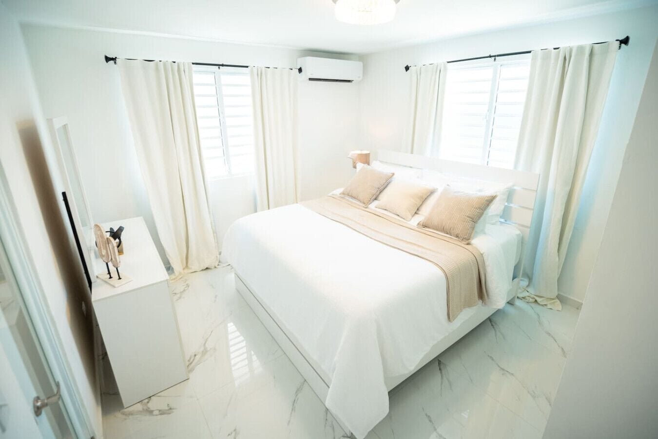 Planxa i posts de planxar, wifi i roba de llit 