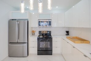 Frigorífic, microones, forn i placa de cuina 