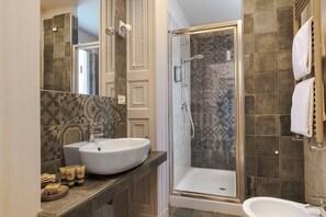 Deluxe Room, Balcony, City View | Bathroom | Shower, hair dryer, slippers, towels - Belduomo Catania Rooms & Flat (Catania)