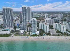 Beach - Elegant Beachside Resort-Style Condo in Hollywood (Hollywood)