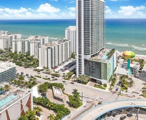 A high-rise hotel with a pool and a view of the ocean. - Elegant Beachside Resort-Style Condo in Hollywood (Hollywood)