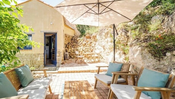A patio area with wooden furniture and a stone wall. - Cottage in the countryside - A haven of peace in Provence Verte [LA K-LINE] [LA K-LINE (Entrecasteaux)