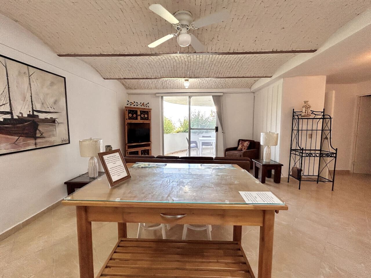 Apartemen Comfort | Area keluarga | TV layar datar