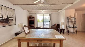 Apartemen Comfort | Area keluarga | TV layar datar