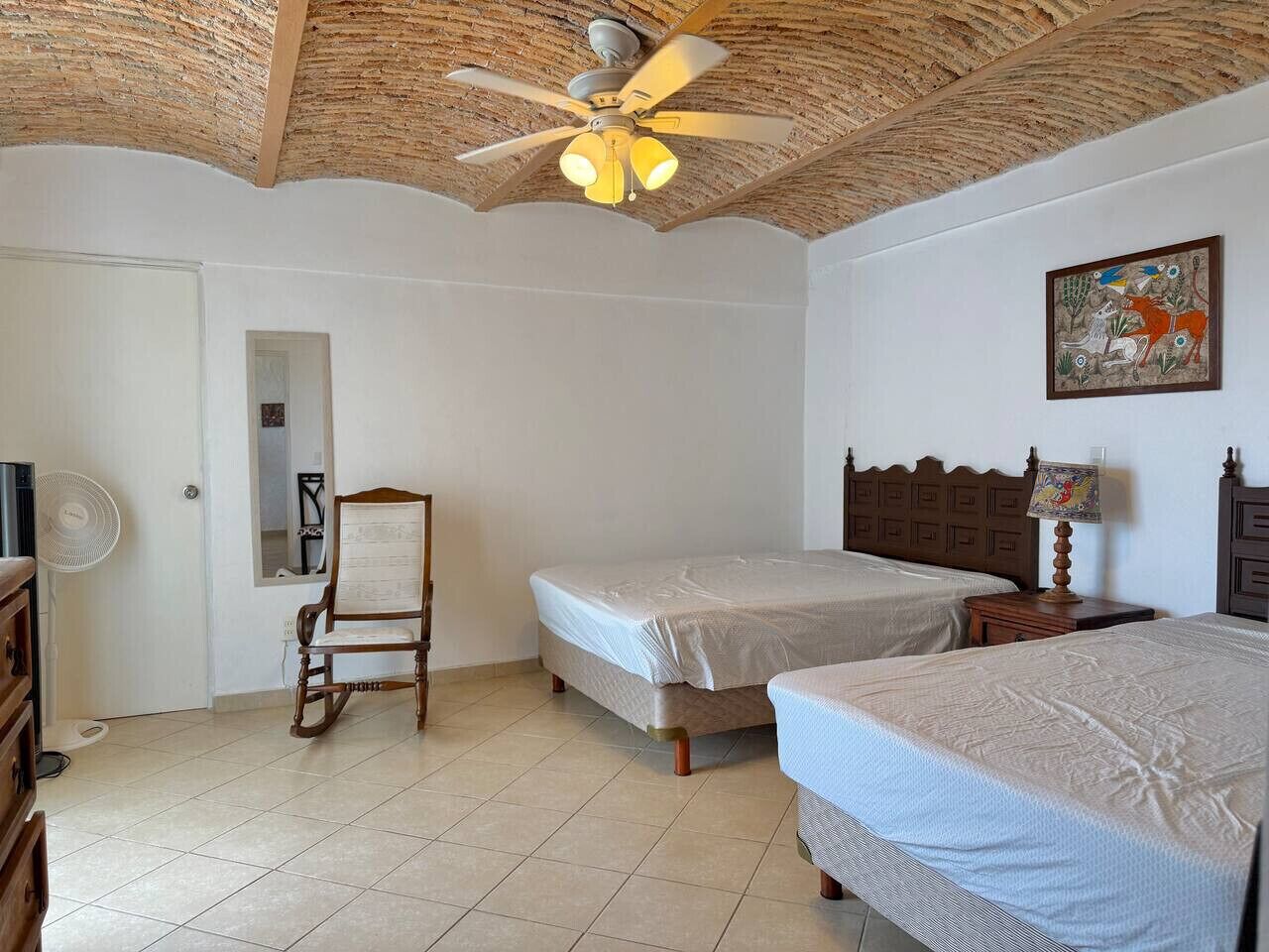 Cortinas blackout, tabla de planchar con plancha y wifi gratis 