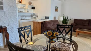 Apartamento básico | Área de estar | TV de tela plana