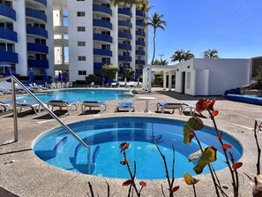 Una piscina al aire libre