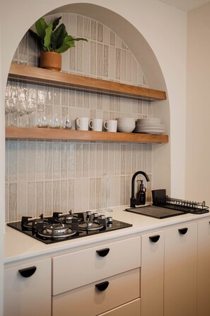 Luxury Studio Suite, Patio, Courtyard View | Private kitchen