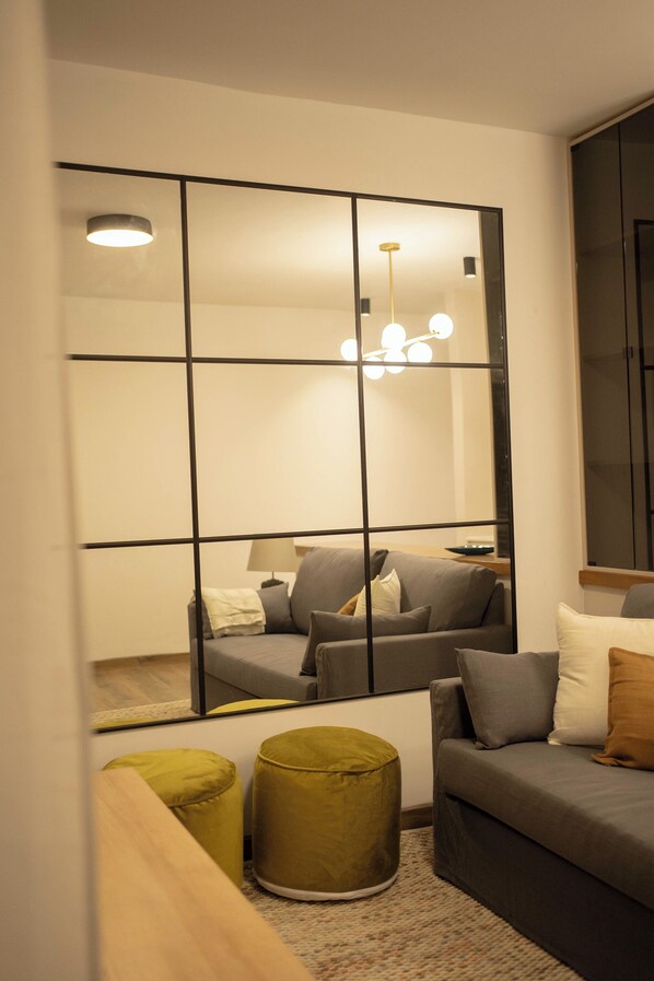 Luxury Studio Suite, Patio, Courtyard View | Living area