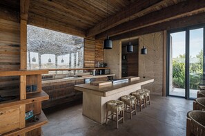 Fridge, microwave, oven, stovetop - Casa UNO | Cuatro Cuatros (Valle de Guadalupe)