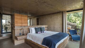 Desk, iron/ironing board, WiFi, bed sheets