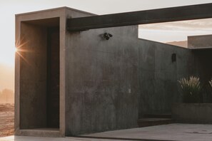 المنطقة المحيطة بالمنشأة