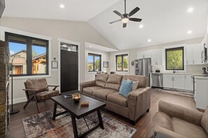 スマートテレビ、暖炉、書庫