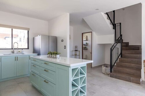 3BR Home w/Terrace & View nr VDG