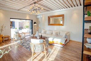 TV, lareira, escritórios