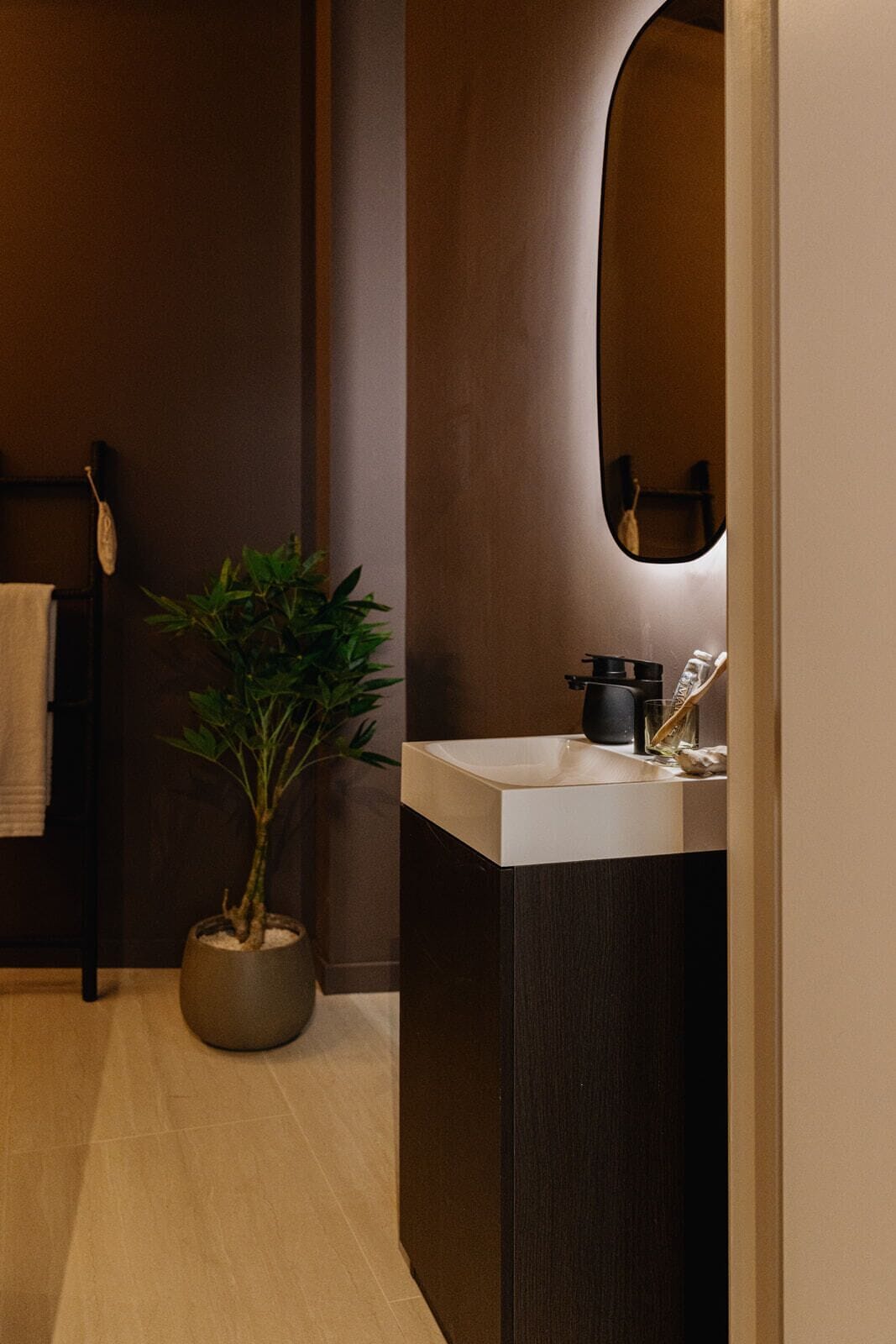 Studio Suite | Bathroom | Shower, hair dryer, towels, soap