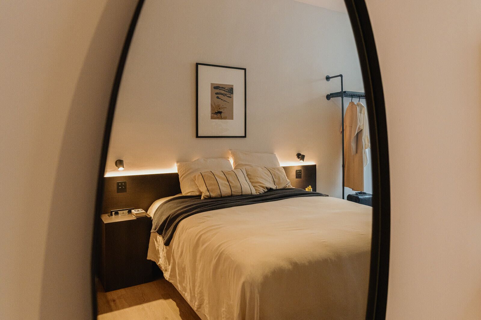 Studiosuite | Laptopgeeigneter Arbeitsplatz, Bügeleisen/Bügelbrett, kostenloses WLAN