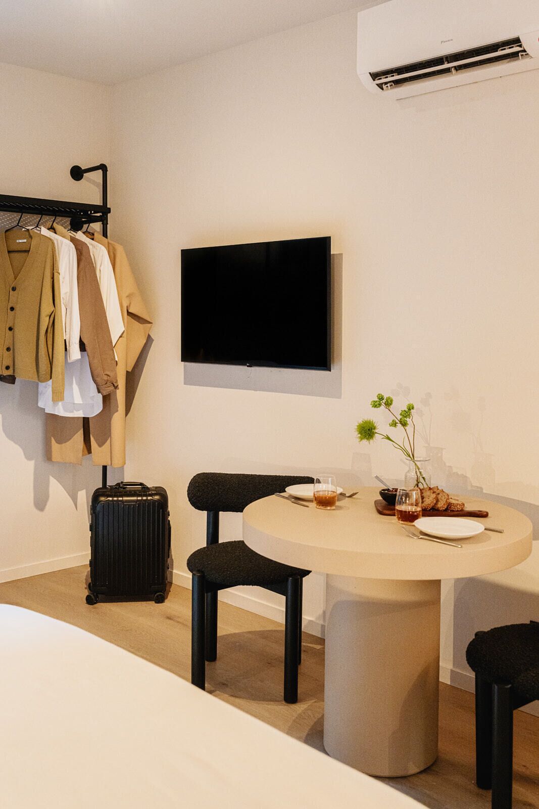 Espacio para trabajar con laptop y tabla de planchar con plancha 