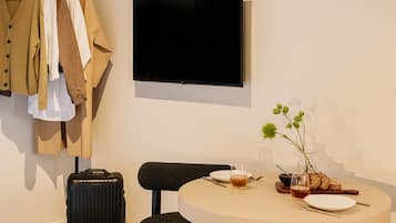 Espacio para trabajar con laptop y tabla de planchar con plancha