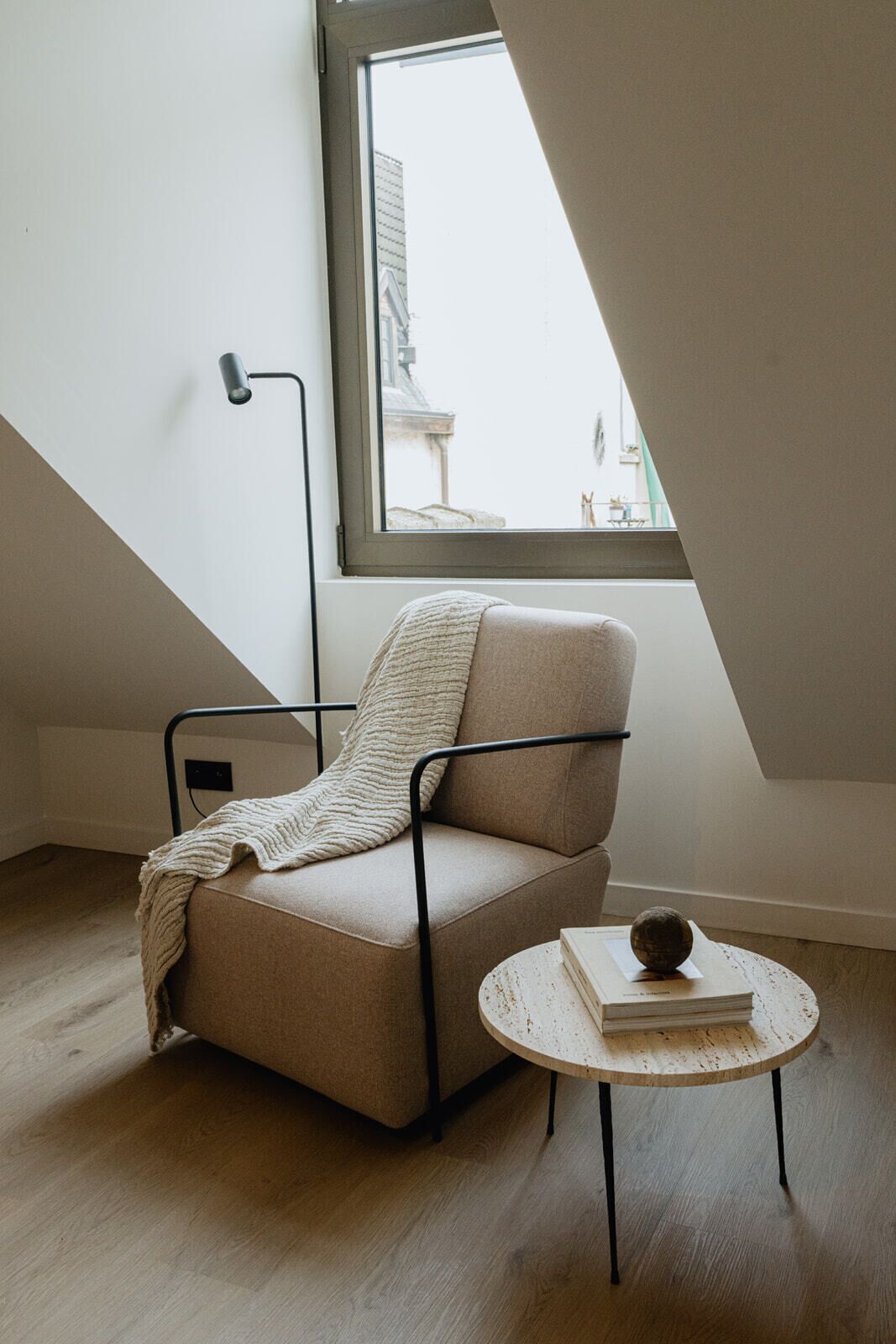 Familien-Studiosuite | Wohnbereich | 40-Zoll-Flachbildfernseher mit Digitalempfang