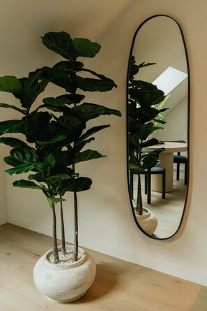 Espacio para trabajar con laptop y tabla de planchar con plancha 