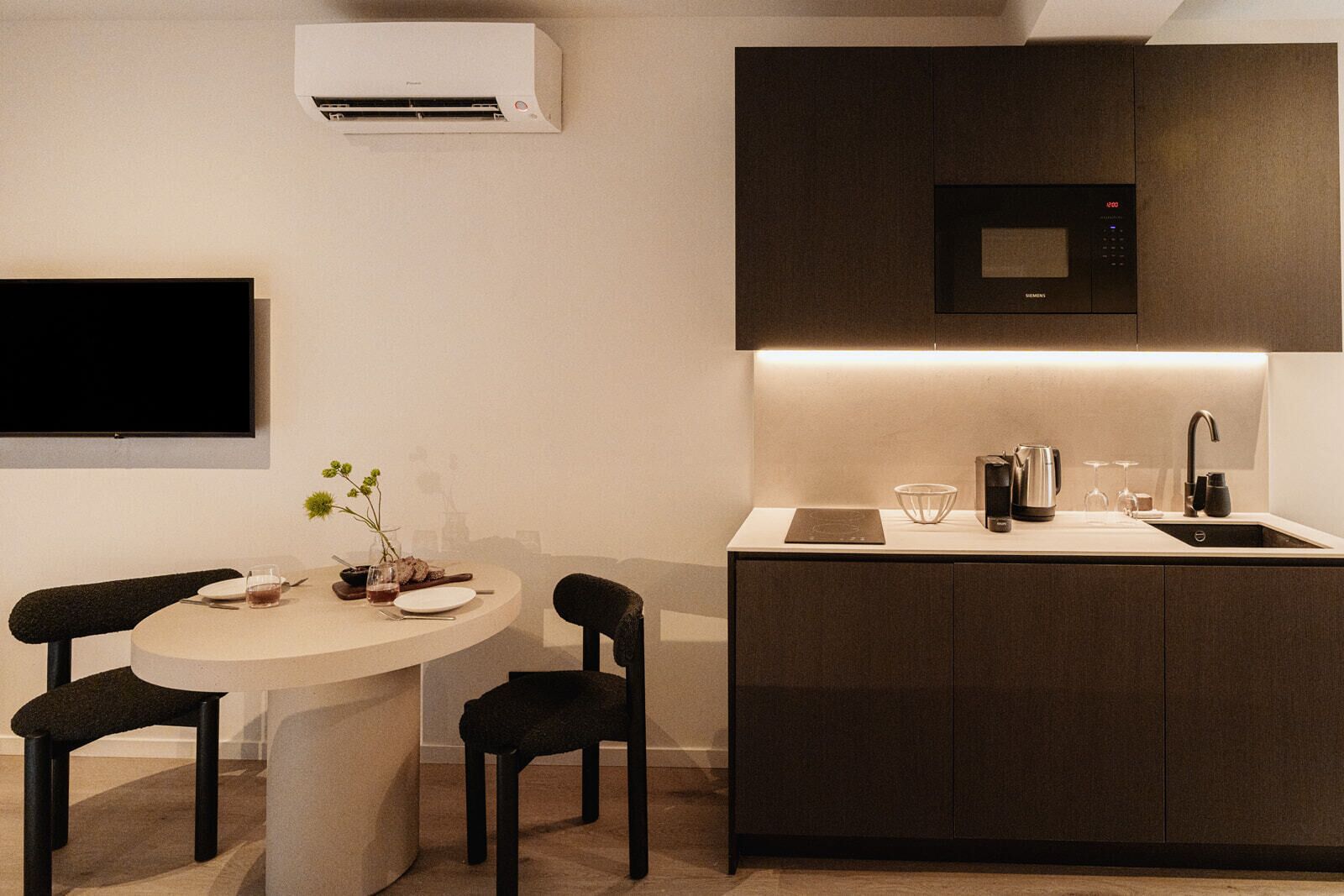 Studio suite, balkon | Privékeuken | Een koelkast, een microgolfoven, een kookplaat, een vaatwasser