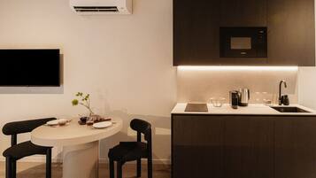 Studio suite, balkon | Privékeuken | Een koelkast, een microgolfoven, een kookplaat, een vaatwasser