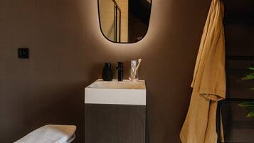 Familien-Studiosuite | Badezimmer | Dusche, Haartrockner, Handtücher, Seife