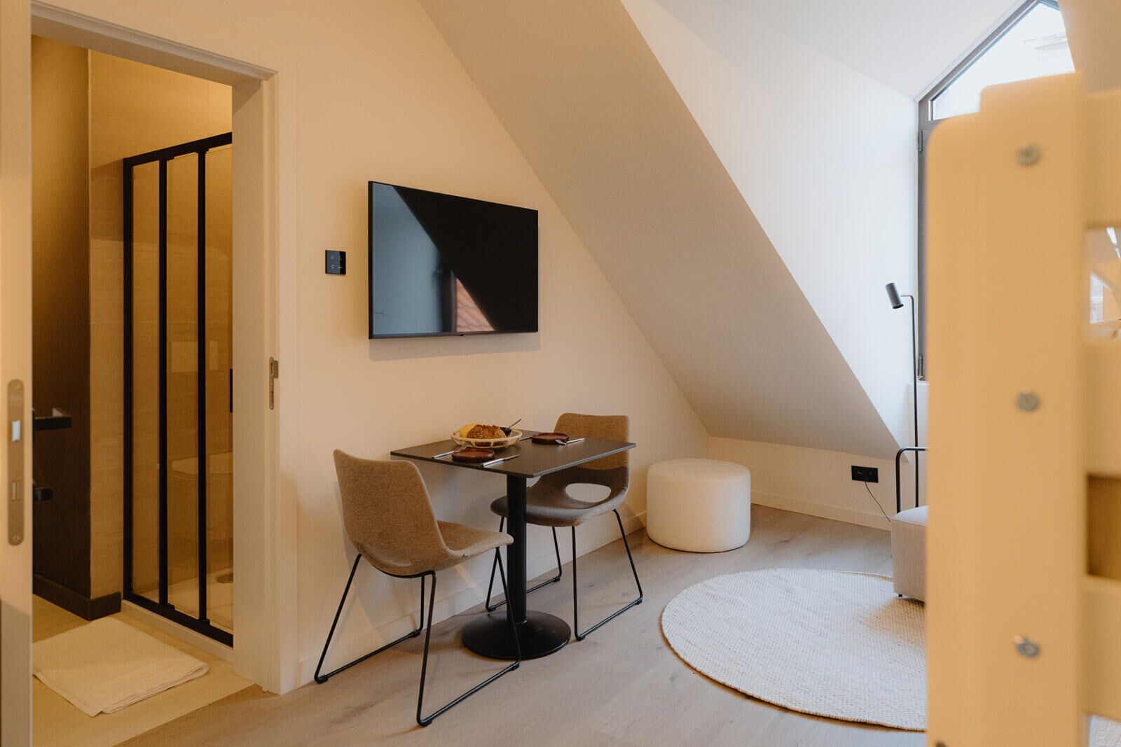 Studio | Kannettavalle tietokoneelle sopiva työtila, silitysrauta/-lauta