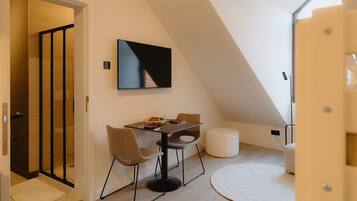 Studio | Kannettavalle tietokoneelle sopiva työtila, silitysrauta/-lauta