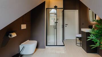 Family Studio Suite | Bathroom | Shower, hair dryer, towels, soap