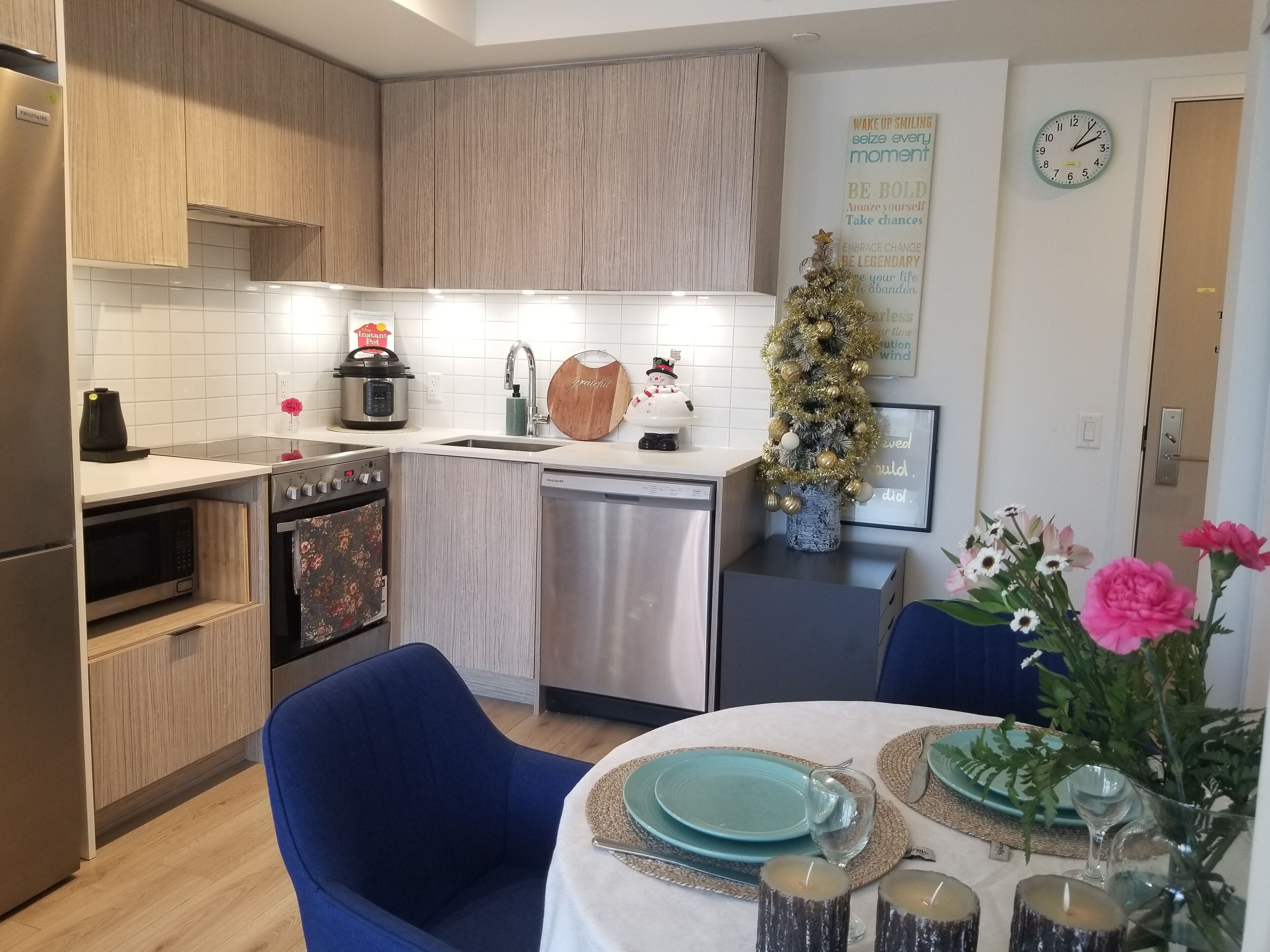 Four à micro-ondes, un four, surface de cuisson, lave-vaisselle