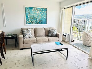 TV - Waikiki 2 bedrm Condo Canal View w/ Gated Parking (Honolulu)