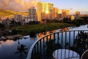 Property grounds - Waikiki 2 bedrm Condo Canal View w/ Gated Parking (Honolulu)