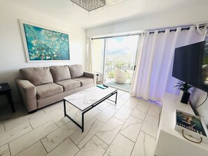 TV - Waikiki 2 bedrm Condo Canal View w/ Gated Parking (Honolulu)
