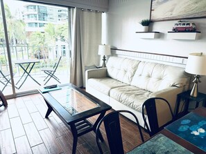 TV - Waikiki 2 Bedroom w/ Covered Parking, Family Condo (Honolulu)