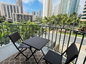 Outdoor dining - Waikiki 2 Bedroom w/ Covered Parking, Family Condo (Honolulu)