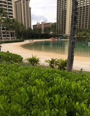 Beach - Waikiki 2 Bedroom w/ Covered Parking, Family Condo (Honolulu)