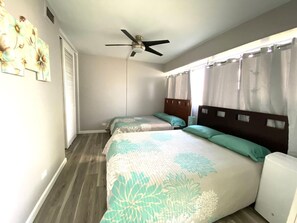Desk, iron/ironing board, travel cot, WiFi - Waikiki 2 Bedroom Condo (Honolulu)